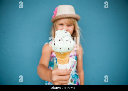 Nahaufnahme und Fokus auf Vanille-Eis Sahne Kegel süße junge Mädchen im Besitz Stockfoto