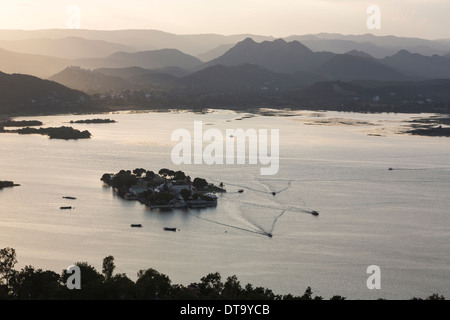 Paläste in der Mitte des Pichola-See in Udaipur in der Nacht, Rajasthan, Indien Stockfoto