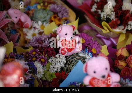 Manila, Philippinen. 13. Februar 2014. Kleines Stofftier Bären schmücken Blumensträuße zum Verkauf einen Tag vor Valentinstag auf dem Dangwa Blumenmarkt in Manila, Philippinen, 13. Februar 2014. Viele Blumenhändler haben beginnt mit dem Verkauf von Blumen und Rosen aus Anlass des Valentins Day.Photo: Ezra Acayan/NurPhoto Credit: Ezra Acayan/NurPhoto/ZUMAPRESS.com/Alamy Live News Stockfoto