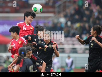 Chongqing, China. 13. Februar 2014. Wang Shanshan (oben) von China tritt während der internationalen Frauen Fußball-Turnier zwischen China und Mexiko in Chongqing, Südwest-China, 13. Februar 2014. China 3: 1 gewonnen. © Li Jian/Xinhua/Alamy Live-Nachrichten Stockfoto