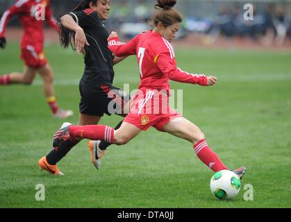 Chongqing, China. 13. Februar 2014. Xu Yanlu (R) von China schießt während der internationalen Frauen Fußball-Turnier zwischen China und Mexiko in Chongqing, Südwest-China, 13. Februar 2014. China 3: 1 gewonnen. © Li Jian/Xinhua/Alamy Live-Nachrichten Stockfoto