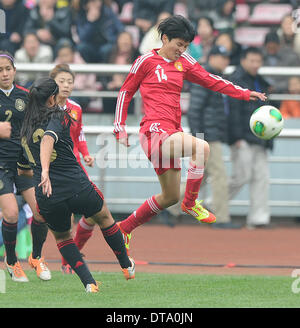 Chongqing, China. 13. Februar 2014. Wang Shanshan (R) von China tritt während der internationalen Frauen Fußball-Turnier zwischen China und Mexiko in Chongqing, Südwest-China, 13. Februar 2014. China 3: 1 gewonnen. © Chen Cheng/Xinhua/Alamy Live-Nachrichten Stockfoto