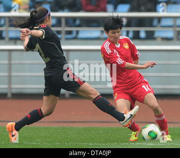 Chongqing, China. 13. Februar 2014. Von Wang Shanshan (R) China wetteifert um den Ball während der internationalen Frauen Fußball-Turnier zwischen China und Mexiko in Chongqing, Südwest-China, 13. Februar 2014. China 3: 1 gewonnen. © Chen Cheng/Xinhua/Alamy Live-Nachrichten Stockfoto