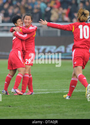 Chongqing, China. 13. Februar 2014. Von Li Yang (C) China feiert mit Teamkollegen während der internationalen Frauen Fußball-Turnier zwischen China und Mexiko in Chongqing, Südwest-China, 13. Februar 2014. China 3: 1 gewonnen. © Li Jian/Xinhua/Alamy Live-Nachrichten Stockfoto