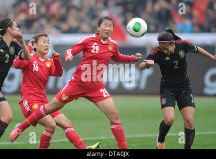 Chongqing, China. 13. Februar 2014. Von Li Yang (C) China tritt während der internationalen Frauen Fußball-Turnier zwischen China und Mexiko in Chongqing, Südwest-China, 13. Februar 2014. China 3: 1 gewonnen. © Li Jian/Xinhua/Alamy Live-Nachrichten Stockfoto