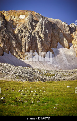 Rocky Mountains mit Gletscher Schnee Landschaft Sommer Caucasus Natur Stockfoto