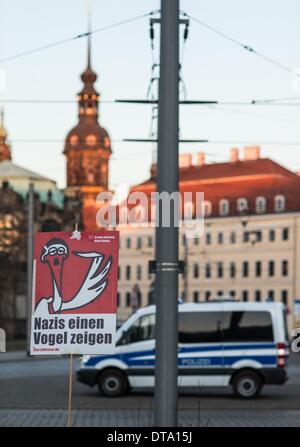 Dresden, Deutschland. 12. Februar 2014. Ein Schild mit Storch Heina lesen "Nazis zeigen den Vogel am Postplatz vor einer Kundgebung der Neonazis in Dresden, Deutschland, 12. Februar 2014". Die rechtsextremen verwenden die Zerstörung Dresdens im zweiten Weltkrieg für ihre Propagandazwecke. Mehr als 1000 Gegendemonstranten zeigten bis zu ihren Weg blockieren. Dresden wurde während einer amerikanischen und britischen Bombenangriff am 13. und 14. Februar 1945 zerstört. Foto: OLIVER KILLIG/Dpa/Alamy Live News Stockfoto