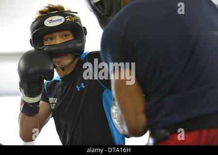 Tokio, Japan. 12. Februar 2014. Ryota Murata (JPN) Boxen: Ryota Murata Japans Holme während seiner offenen Training bei Teiken Boxing Gym in Tokio, Japan. Bildnachweis: Hiroaki Yamaguchi/AFLO/Alamy Live-Nachrichten Stockfoto