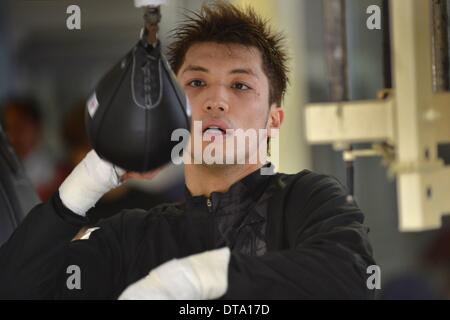 Tokio, Japan. 12. Februar 2014. Ryota Murata (JPN) Boxen: Ryota Murata Japans Züge während seiner offenen Training bei Teiken Boxing Gym in Tokio, Japan. Bildnachweis: Hiroaki Yamaguchi/AFLO/Alamy Live-Nachrichten Stockfoto