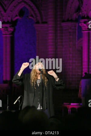 Berlin, Deutschland. 12. Februar 2014. Country-Rock und Punk-Musiker Patti Smith führt während eines Konzerts in der Apostel-Paulus-Kirche in Berlin, Deutschland, 12. Februar 2014. Foto: Stephanie Pilick/Dpa/Alamy Live News Stockfoto
