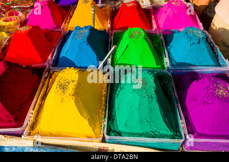 Farbpulver in verschiedenen Farben erscheint in Haufen zu verkaufen, Mumbai, Maharashtra, Indien Stockfoto