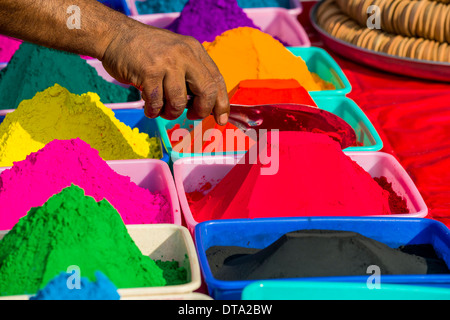 Farbpulver in verschiedenen Farben erscheint in Haufen zu verkaufen, Mumbai, Maharashtra, Indien Stockfoto