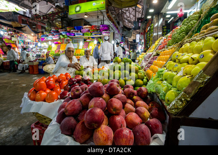 Obst stall mit Äpfel, Mangos und Orangen sind zum Verkauf an Crawfort Markt, Mumbai, Maharashtra, Indien Stockfoto