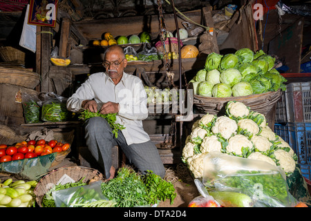 Mann, Verkauf von Gemüse auf Crawfort Markt, Mumbai, Maharashtra, Indien Stockfoto