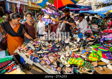 Schuhe zum Verkauf an Mangaldas Markt, Mumbai, Maharashtra, Indien Stockfoto