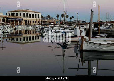 Boote im Hafen von Alcúdia, Mallorca, Balearen, Spanien Stockfoto