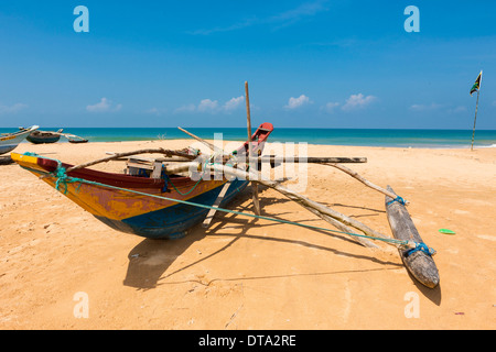 Traditionellen Auslegerboot am Strand, in der Nähe von Duwemodara, Galle Region südliche Provinz, Sri Lanka Stockfoto