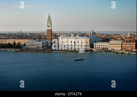 Blick von der Kirche San Giórgio Maggiore über den Canale della Giudecca in Richtung Dogenpalast, Palazzo Ducale und der St.. Stockfoto