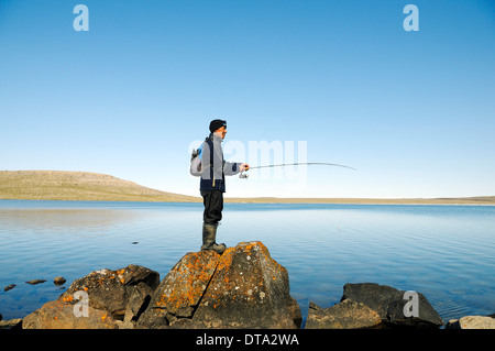 Männer der Inuit Menschen Fischen in einem See, Victoria-Insel, früher Holman Island, Dorf von Ulukhaktok, Nordwest-Territorien Stockfoto