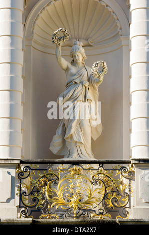 Statue von Bayern, dem Schutzpatron des Landes Bayern in einer Nische der Fassade an der Südseite des Schloss Linderhof Stockfoto