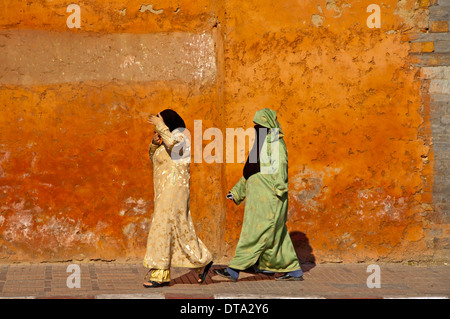 Frauen in traditioneller Kleidung, Jellaba, Kopftuch und Gesicht Schleier, Niqab, Medina oder Altstadt, Marrakesch, Marokko Stockfoto