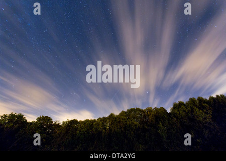 Perseiden Meteorschauer am Nachthimmel Stockfoto