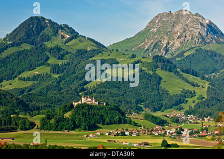 Stadt von Gruyères mit Schloss Gruyères, Gruyère District, Schweiz Stockfoto