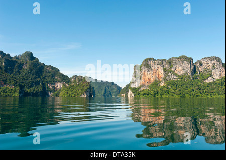 Bewaldeten Karstgebirge Kalkstein spiegelt sich im Wasser, Rachabrapha Reservoir, Chiao Lan See, Khao Sok Nationalpark Stockfoto