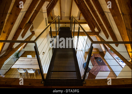 Umgebauten Loft mit einem Wohnbereich und eine moderne Küche Stockfoto