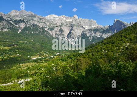 Blick auf Thethi-Tal in Richtung Radohima und Arapi Berge, Theth, Nationalpark Theth, albanische Alpen, Albanien, Balkan Stockfoto