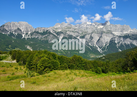 Blick auf Thethi-Tal in Richtung Radohima Berg, Theth, Nationalpark Theth, albanische Alpen, Albanien, Balkan Stockfoto