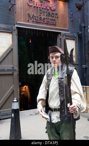 Clink Prison Museum Mitarbeiter am Eingang in Southwark - London UK Stockfoto