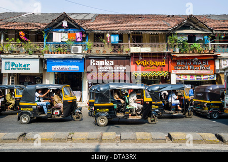 Motor Rikshaws parkte vor einer Reihe von alten Häusern, Bandra, Mumbai, Maharashtra, Indien Stockfoto