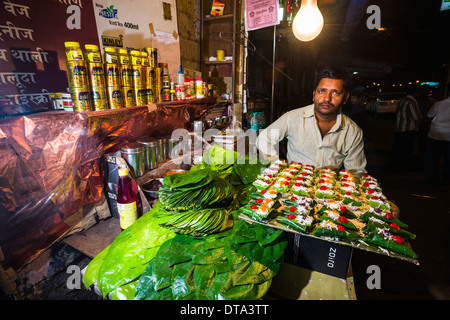 Eine Straße Verkäufer verkauft Betelnuss, Colaba, Mumbai, Maharashtra, Indien Stockfoto