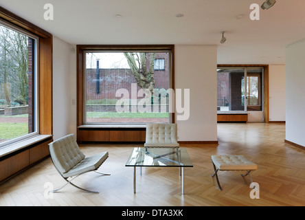 Innenbereich (Wohnzimmer Mit Versenkbaren Fenstern) von Haus Lange Mit Blick in Den Garten Nach Osten Stockfoto