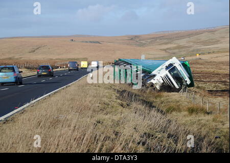 Woodhead Pass, UK. 13. Februar 2014. Ein umgestürzter LKW auf der A628 Woodhead Pass zwischen Manchester und Barnsley, verursacht durch eine sev Stockfoto