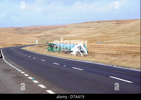 Woodhead Pass, UK. 13. Februar 2014. Ein umgestürzter LKW auf der A628 Woodhead Pass zwischen Manchester und Barnsley, verursacht durch eine sev Stockfoto