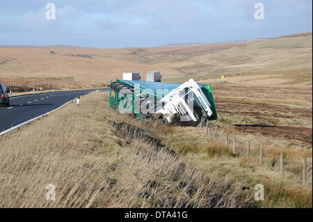 Woodhead Pass, UK. 13. Februar 2014. Ein umgestürzter LKW auf der A628 Woodhead Pass zwischen Manchester und Barnsley, verursacht durch eine sev Stockfoto