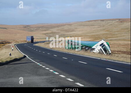 Woodhead Pass, UK. 13. Februar 2014. Ein umgestürzter LKW auf der A628 Woodhead Pass zwischen Manchester und Barnsley, verursacht durch eine sev Stockfoto