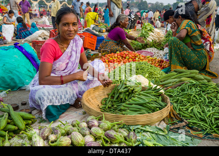 Eine Frau verkauft Gemüse auf dem Wochenmarkt Gemüse Nasik, Maharashtra, Indien Stockfoto