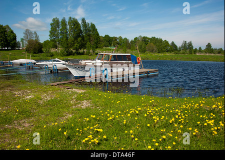 Boote im Hafen am Fluss Emajogi, Kavastu, Landkreis Tartu, Estland, Baltikum Stockfoto