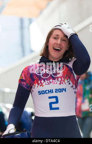 Sotschi, Russland. 13. Februar 2014. Relief für Lizzy YARNOLD (GBR) Nachdem sie an der Spitze endet, nach ihrem zweiten Lauf der Skelett-Wettbewerb der Frauen bei den Sanki Sliding Centre, Mountain Cluster - XXII Olympische Winter-Spiele-Credit: Action Plus Sport Bilder/Alamy Live News Stockfoto