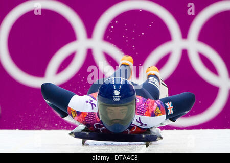 Sotschi, Russland. 13. Februar 2014. Lizzy YARNOLD (GBR) in Aktion während des ersten Laufs der Skelett-Wettbewerb der Frauen bei den Sanki Sliding Centre, Mountain Cluster - XXII Olympische Winter-Spiele-Credit: Action Plus Sport Bilder/Alamy Live News Stockfoto