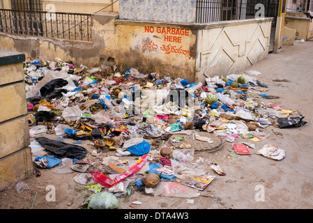 Müll gedumpten in einer indischen Stadt Straße neben einem keinen Müll hier anmelden. Andhra Pradesh, Indien Stockfoto