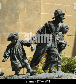 Skulptur, Les Gavroches, Straßenjungen, obere Barraca Garten, Valletta, Malta Stockfoto