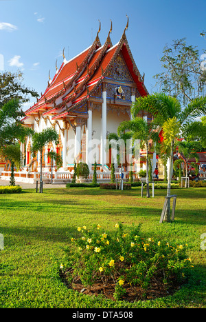 Garten vor Wat Chalong Tempel, Phuket, Thailand Stockfoto