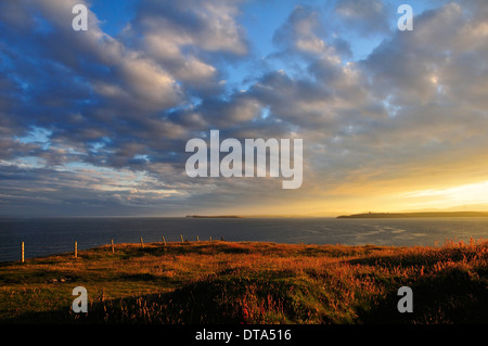 Atmosphärische Wolken bei Sonnenuntergang in der Nähe von Hoxa Head, South Ronaldsay, Orkney, Schottland, Vereinigtes Königreich Stockfoto