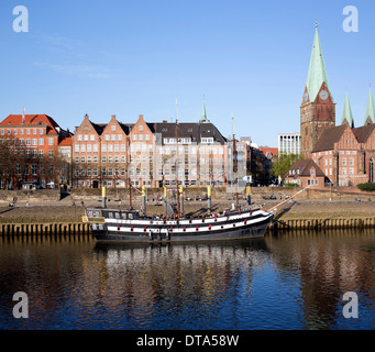 Büro- und Gewerbeimmobilien an der Schlachte Promenade an der Weser, St. Martini Kirche, Stockfoto