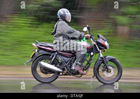 Motorrad bei starkem Regen, Sri Lanka Stockfoto