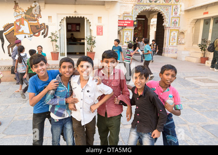 Eine Gruppe von Kindern posiert für die Kamera in Udaipur City Palace in Rajasthan, Indien Stockfoto